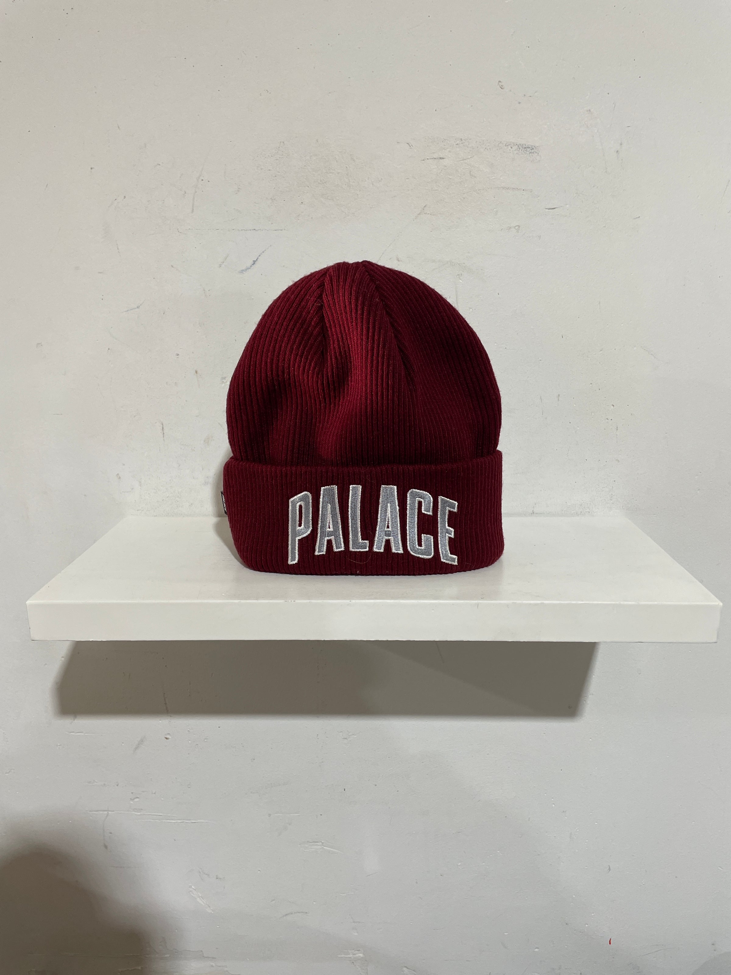 PALACE ARCH LOGO BEANIE BURGUNDY PREOWNED | dva percent