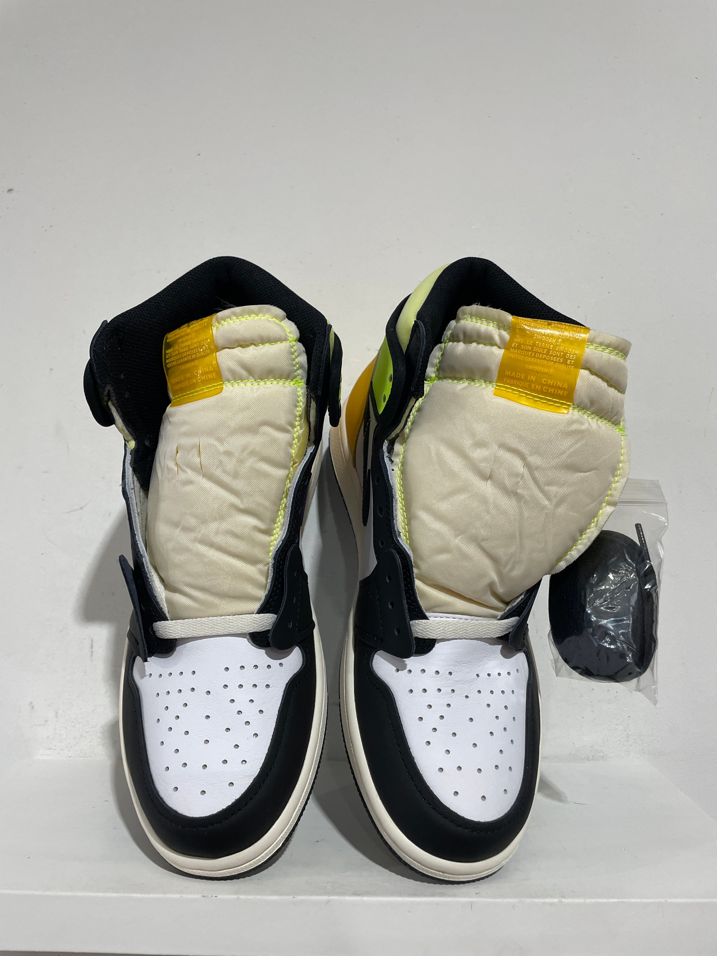 NIKE JORDAN 1 HIGH WHITE BLACK VOLT UNIVERSITY GOLD SIZE 