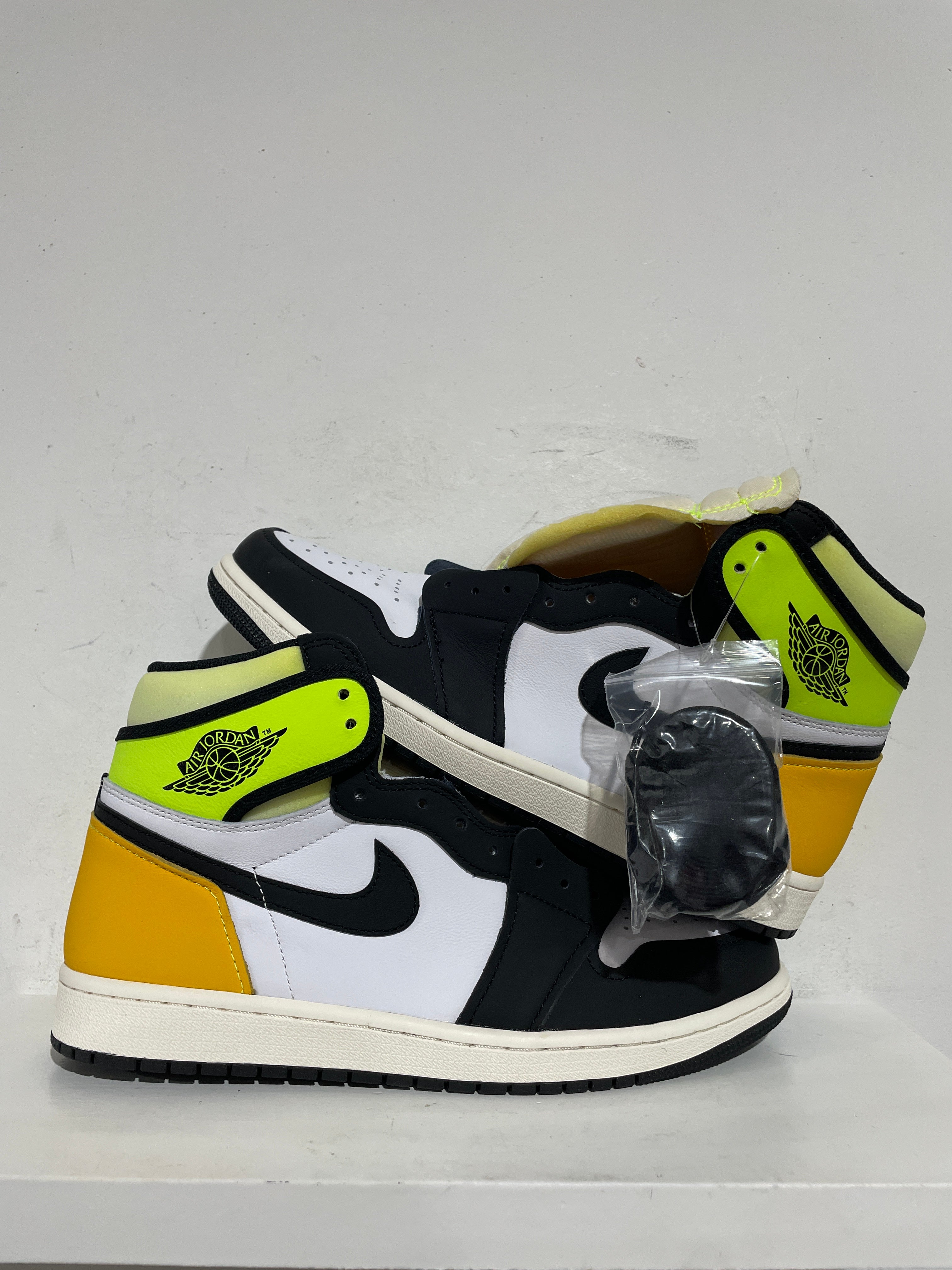 Nike Air Jordan 1 Retro High OG White Black Volt Men’s 11.5 – New w/ Box AIR JORDAN 1 RETRO HIGH OG  main image 4